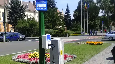 Vehiculele electrice, încărcate gratuit cu „priza la stâlp”. Proiect lansat într-un mare oraș din România