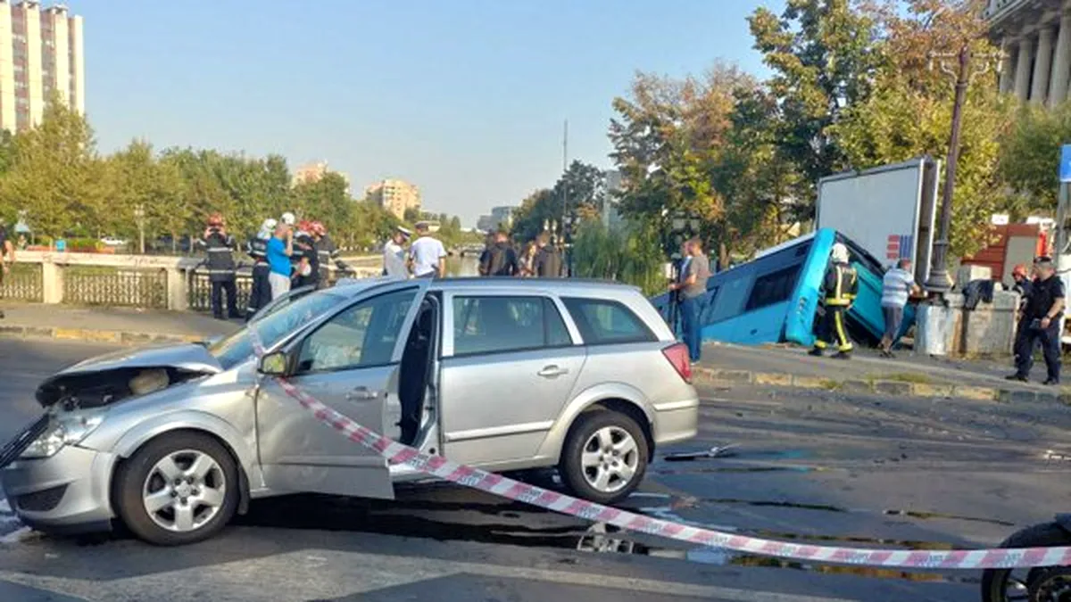 Un autobuz STB a căzut în Dâmboviţa. Firea: în Bucureşti se circulă aşa cum se circulă. Nu pot să dau vina pe nimeni - FOTO