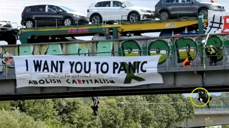 Un tren cu maşini Volkswagen a fost blocat de activişti în Germania - VIDEO