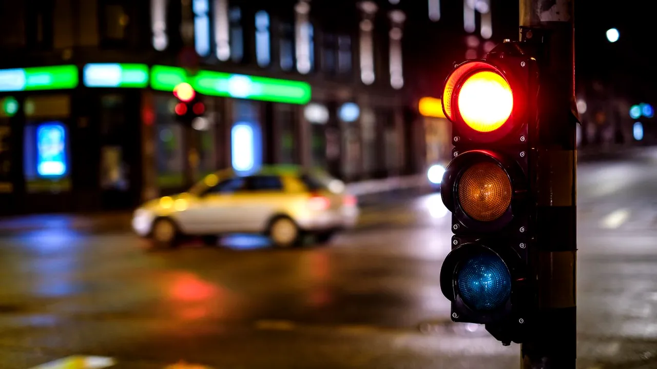 RedLightOnPedestrianTrafficLightInTheStreetJunction 