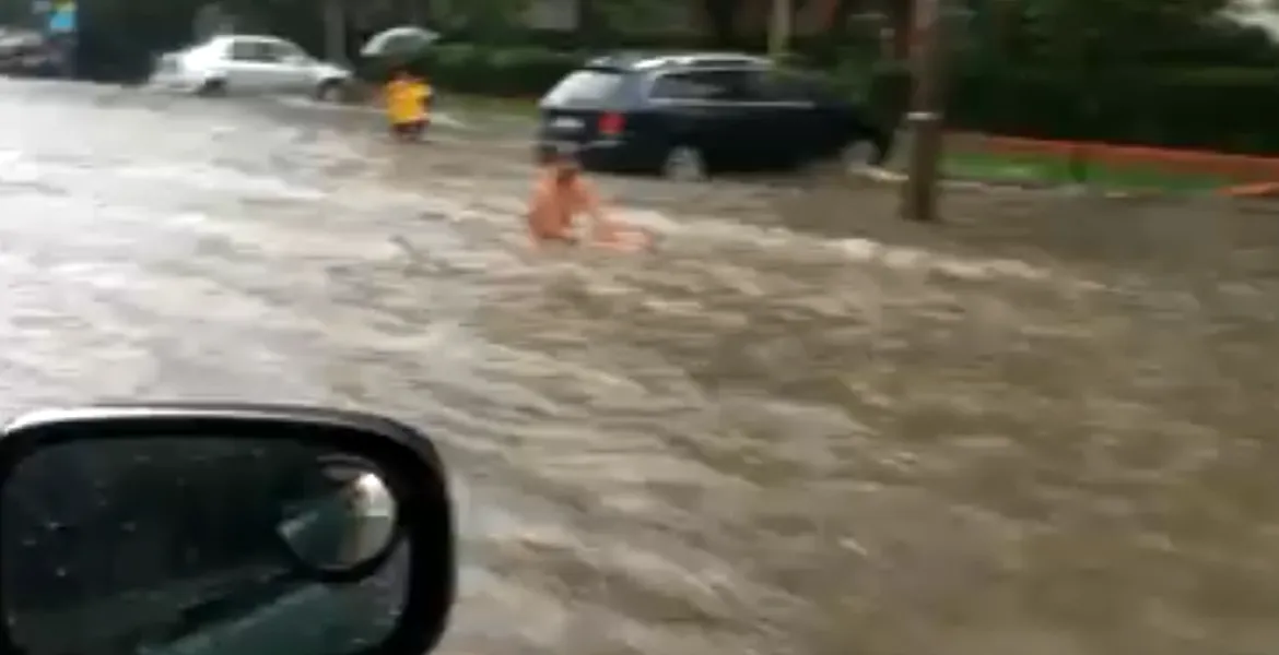 12 intervenţii în Capitală şi în Ilfov pentru degajarea apei, după ploaia din weekend. VIDEO