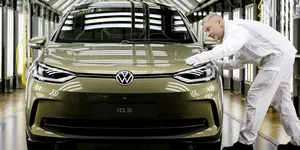 Volkswagen acordă bonus de angajare de 30.000 de euro, dar anunțul e primit cu huiduieli