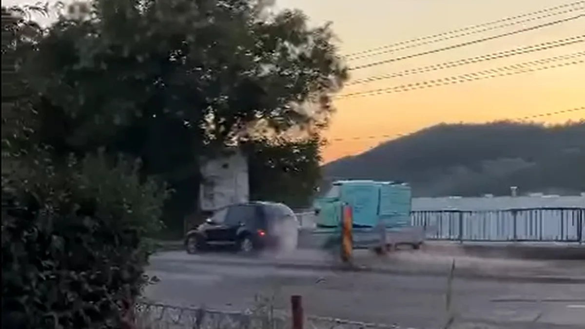 Șoferi filmați cum își distrug mașinile pe un drum în lucru din județul Sibiu