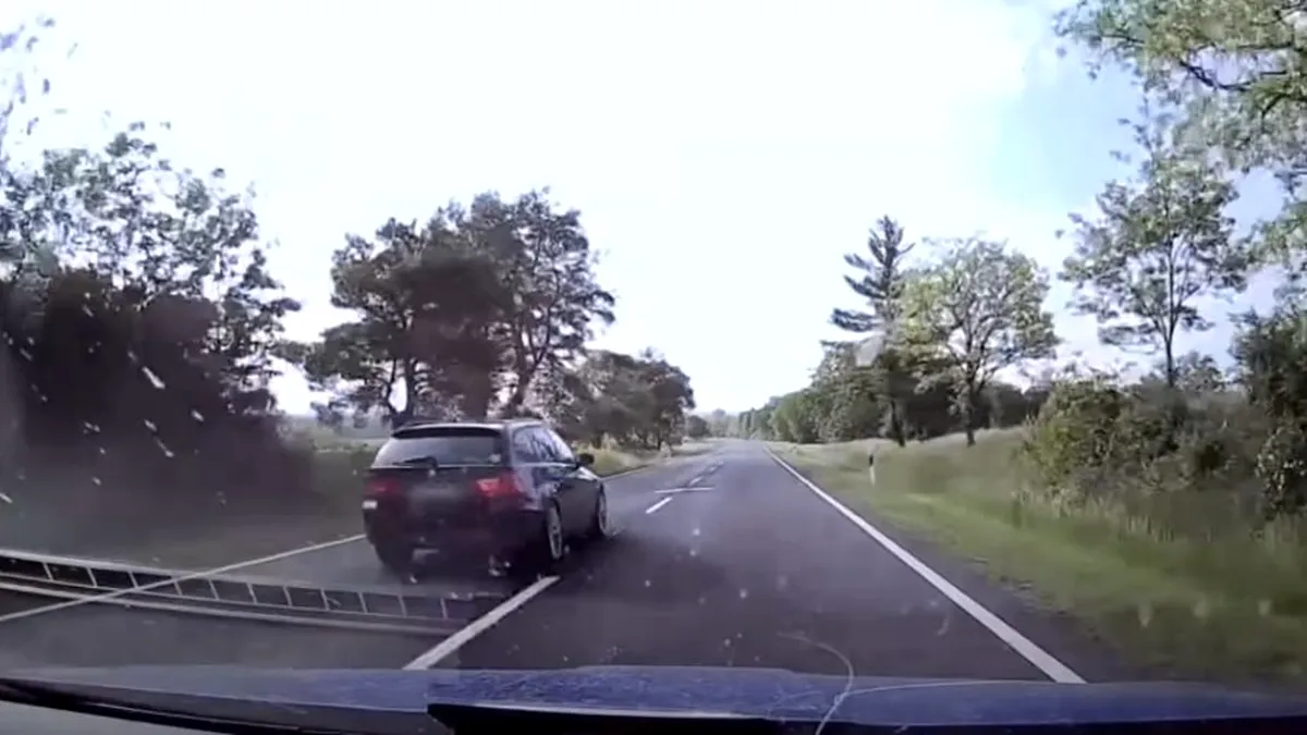 Un șofer de BMW a depășit în viteză mașina poliției. Câteva minute mai târziu, a lovit în plin un Audi