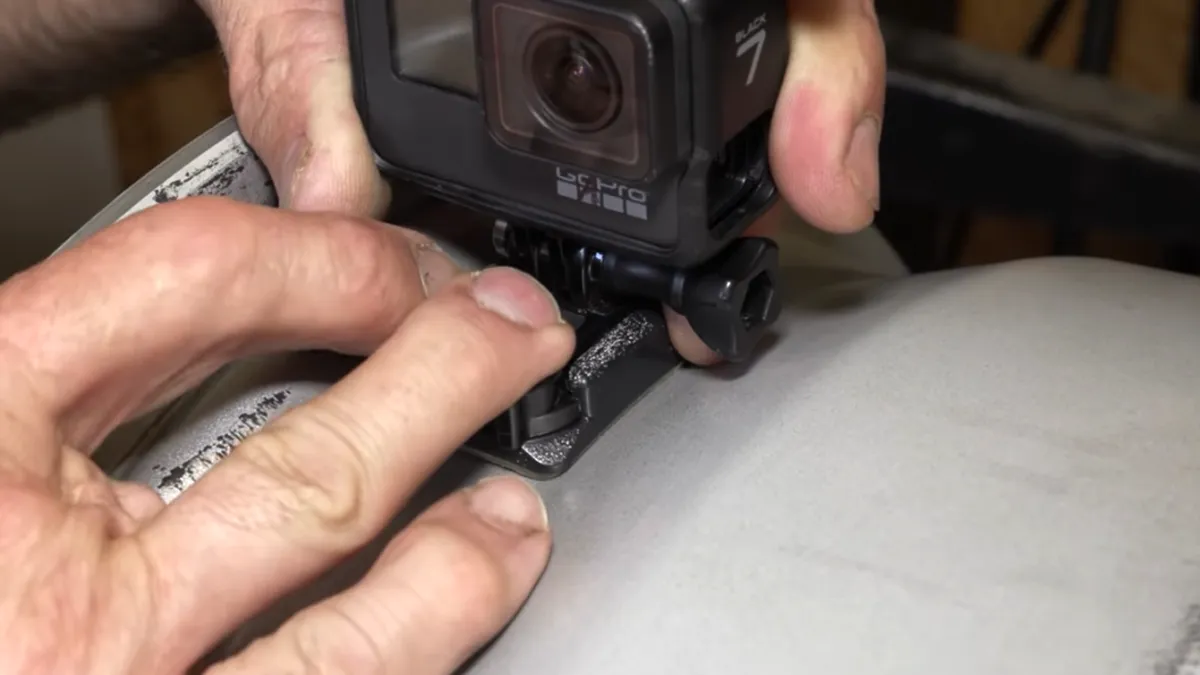 A montat un GoPro în interiorul unei roți pentru vedea ce se întâmplă în timpul unui burnout - VIDEO