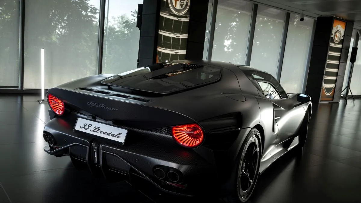 Alfa Romeo prezintă unicul 33 Stradale Perla Nera. Are peste 630 CP și atinge 333 km/h