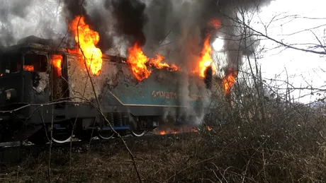 O locomotivă a luat foc în mers - FOTO