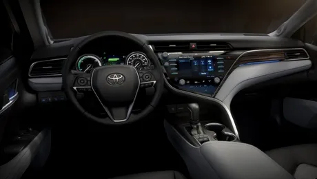 Cât consumă Toyota Camry Hybrid? Mai eficientă decât un diesel?