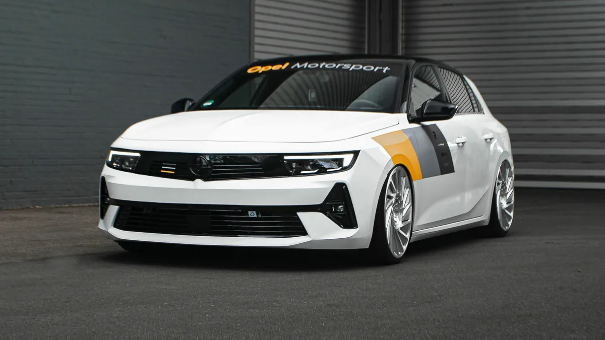 Opel prezintă Astra XS, un show-car bazat pe versiunea plug-in hybrid a compactei germane