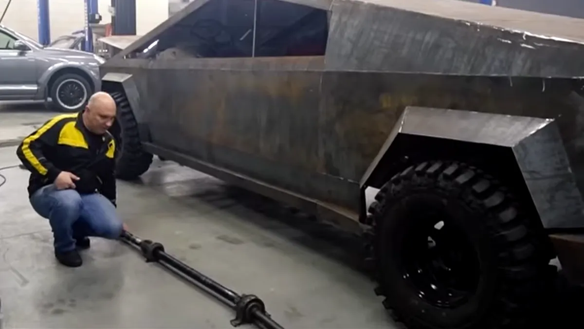 Rușii au construit o Tesla Cybertruck dintr-o „epavă” - VIDEO