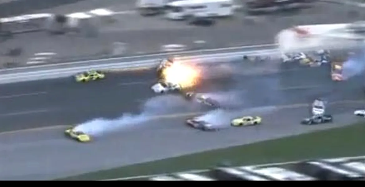 Accident spectaculos în Nascar