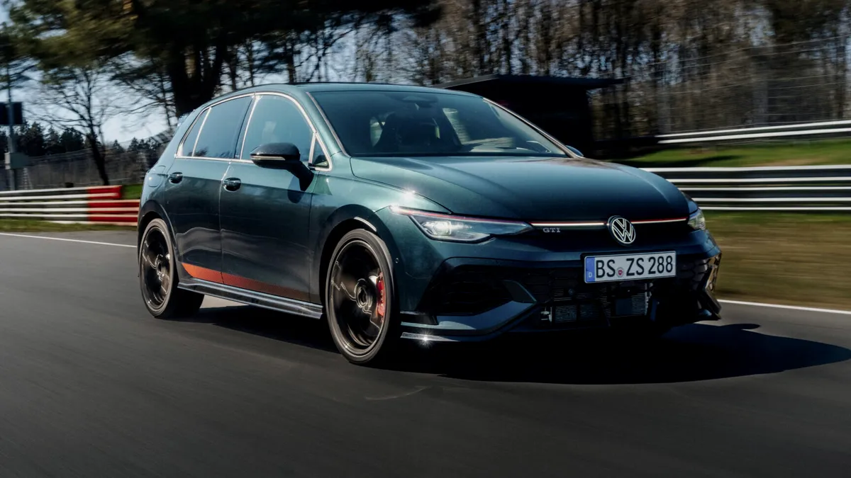 Volkswagen redevine „regele Iadului Verde”. Noul Golf GTI Edition 50 stabilește un nou record pe Nürburgring