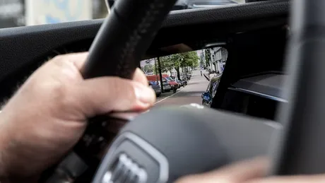 De ce nu au voie să circule în SUA maşinile care au camere video în loc de oglinzi retrovizoare?