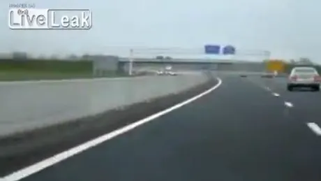 Cum să-ţi filmezi propriul accident la 210 km/h. VIDEO