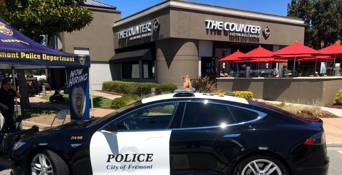 Maşină de poliţie Tesla nevoită să abandoneze urmărirea unui suspect deoarece a rămas fără baterie