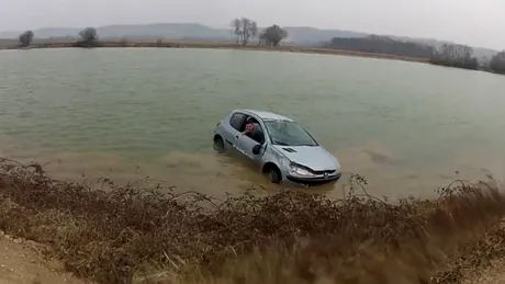 Când după câteva beri te crezi pilot, sfârşeşti în lac...VIDEO