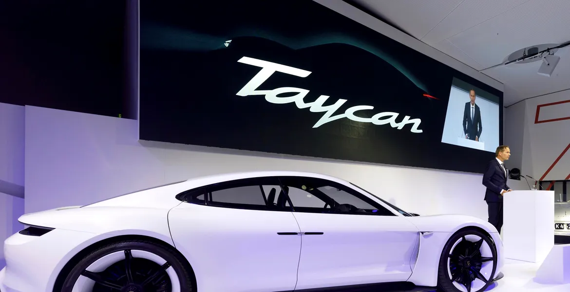 Porsche dublează producţia planificată pentru modelul electric Taycan, înainte să înceapă livrările