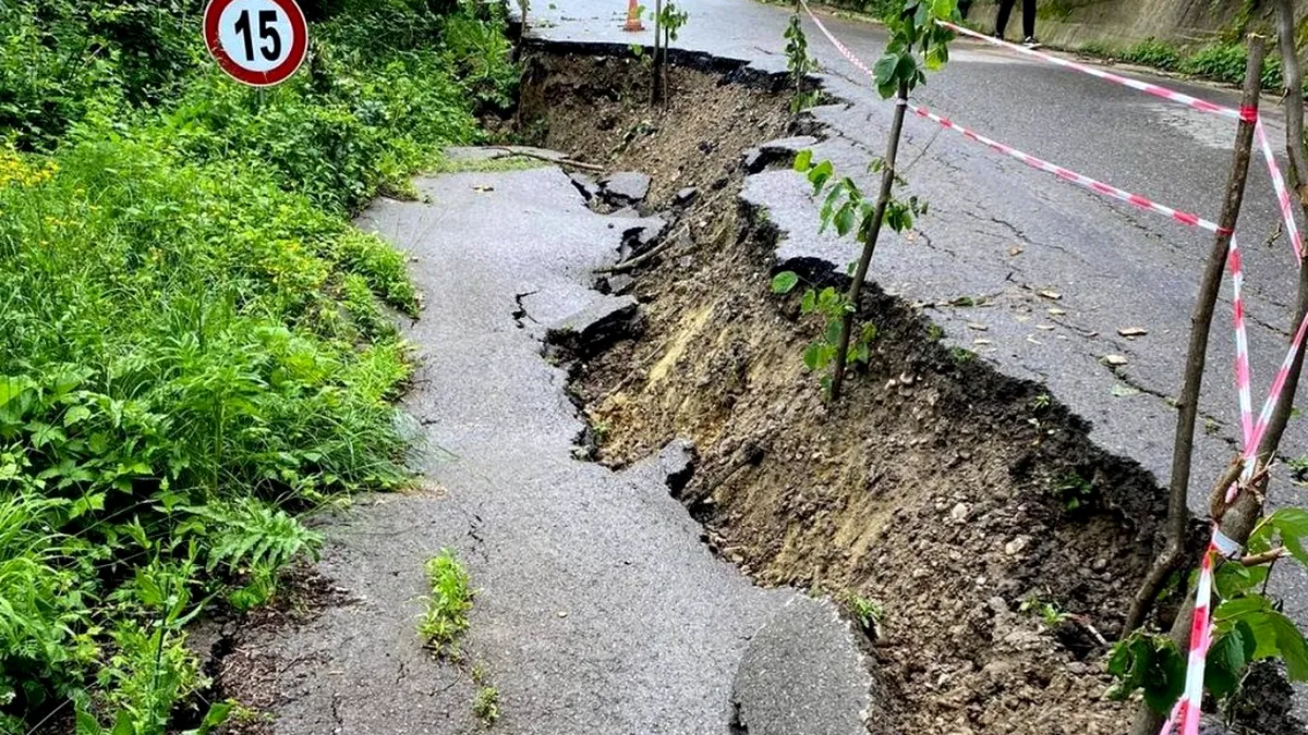 O șosea din zona Vălenii de Munte s-a surpat după o alunecare de teren. Restricții de circulație