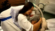 Caz revoltător!  Nou-născut, luat la o oră după naștere de la mamă, pe motiv că aceasta are traume
