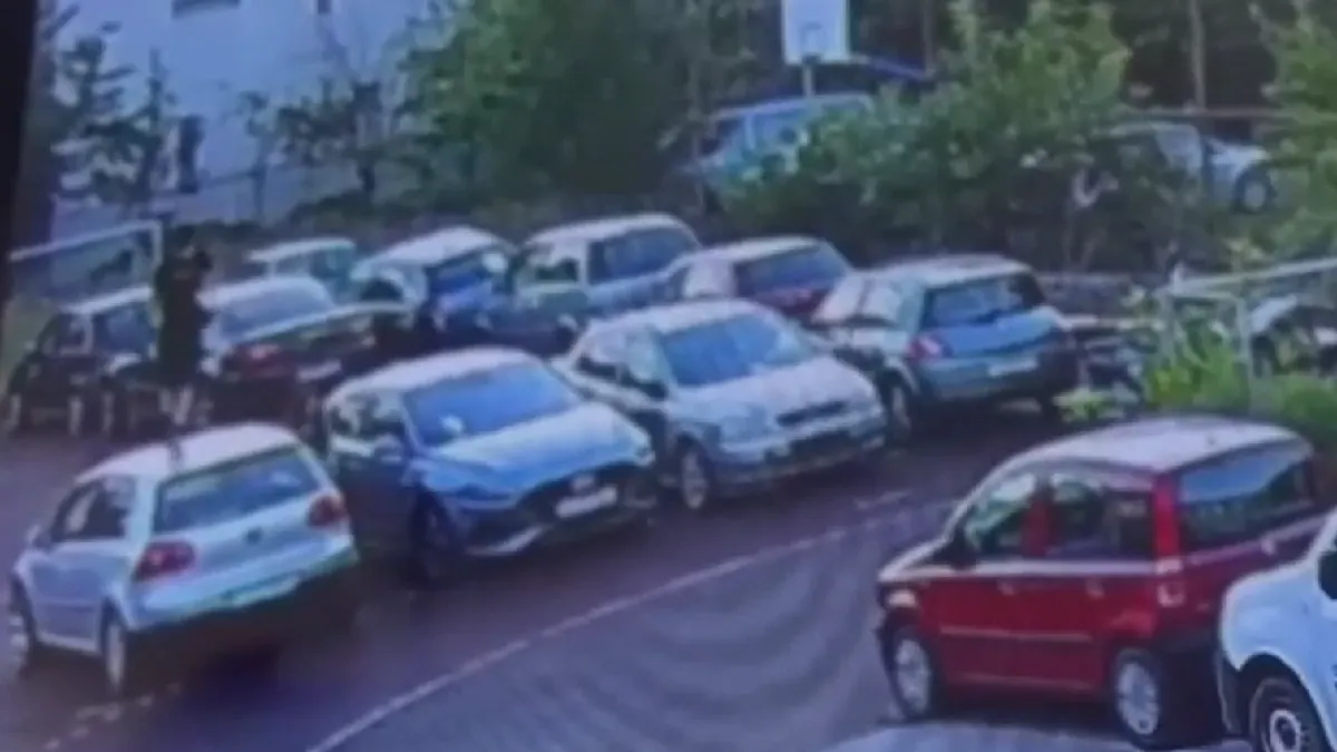 Doi adolescenți au sărit pe mașini, au spart geamurile și au vandalizat 10 vehicule ridicate pentru parcare neregulamentară