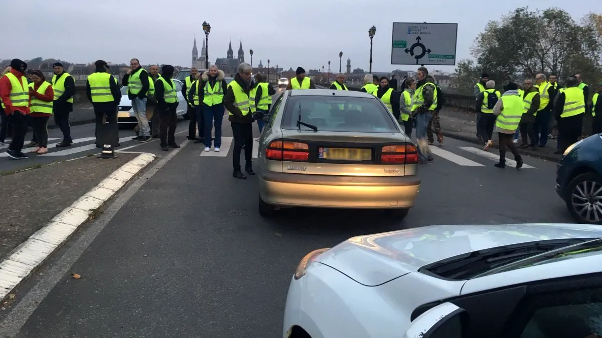 Proteste violente împotriva creşterii taxelor la carburanţi în Franţa. O femeie a murit