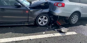 Carambol pe Autostrada Soarelui. Se circulă pe banda de urgență și pe prima bandă