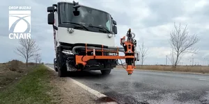 Premieră: Compania de Drumuri a cumpărat o mașină care astupă singură gropile! Prețul: 2,3 milioane lei