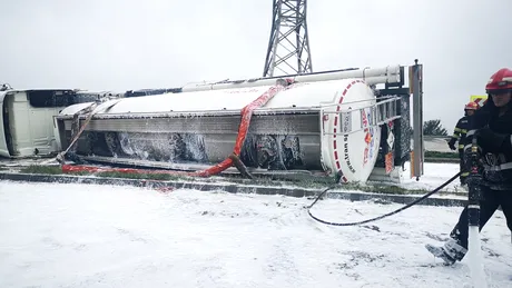 O cisternă cu 33 de tone de benzină s-a răsturnat la Bascov - VIDEO