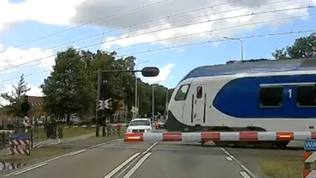 Momentul în care o Dacia înmatriculată în România e lovită de tren în Olanda. Șoferul a plecat ca și cum nimic nu s-a întâmplat