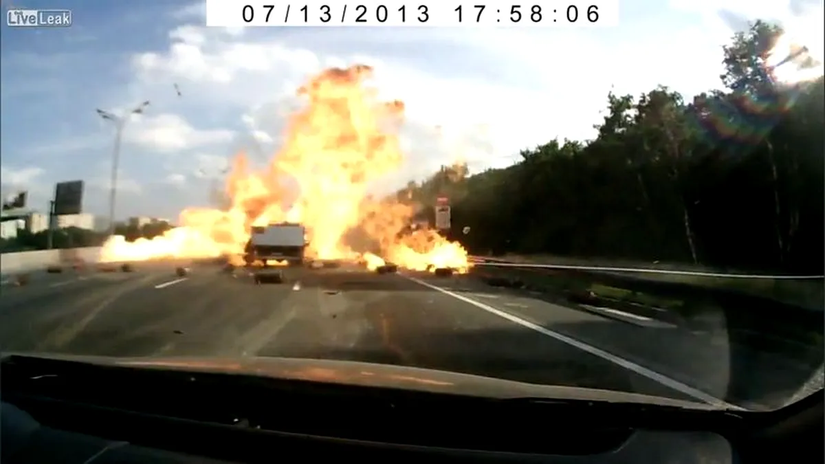 Ce ar trebui să faci când un camion plin de butelii de gaz are un accident în faţa ta? VIDEO