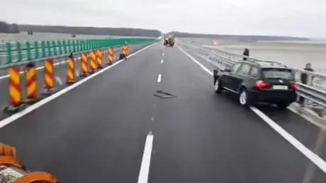 Cum se circulă corect pe un drum unde acționează utilaje cu lamă sau material antiderapant. Reguli simple care pot preveni accidente