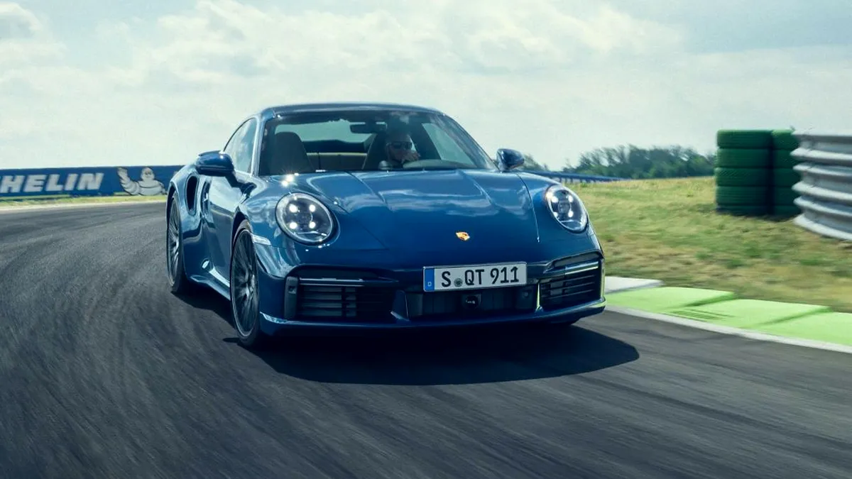 Porsche 911 va primi un propulsor hibrid în 2025. Germanii spun că „nu ar trebui să devină prea grea”