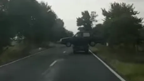 Cum să NU transporţi o Dacia la fier vechi. Filmat în Buzău - VIDEO