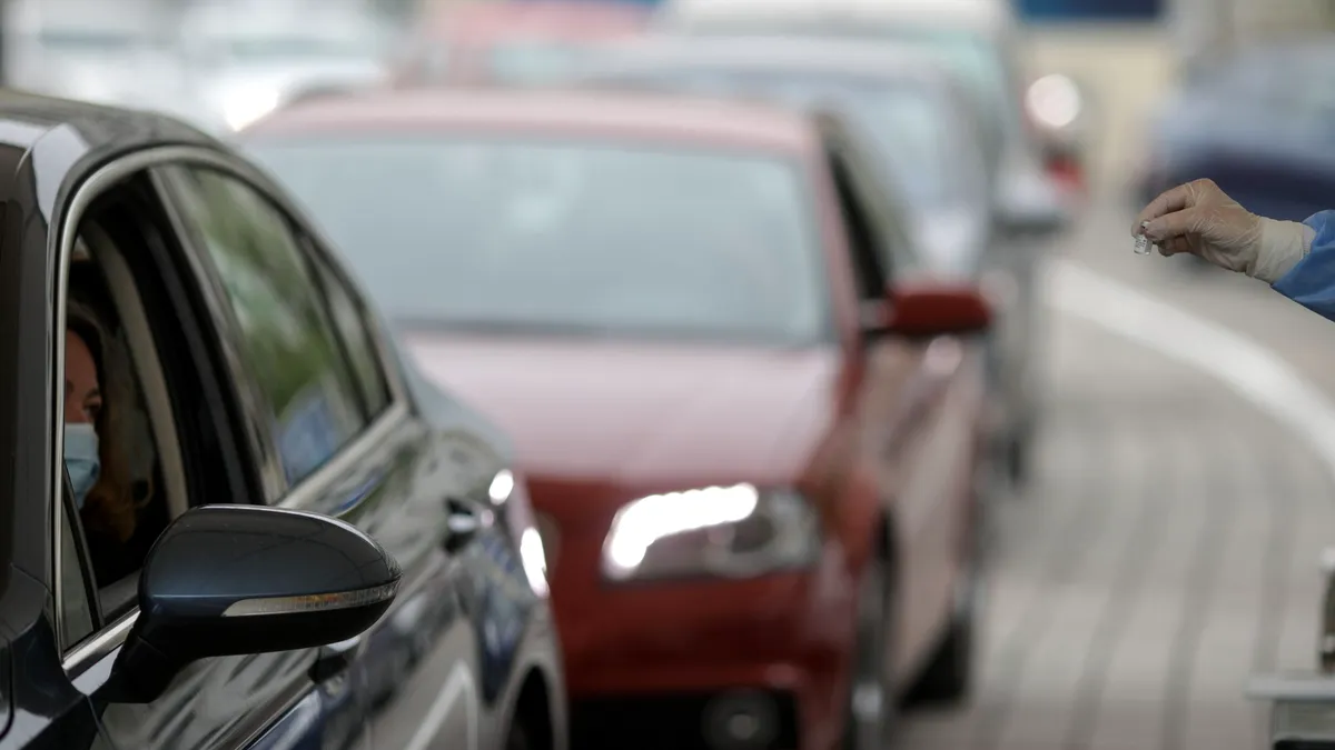 GALERIE FOTO de la primul centru de vaccinare drive-through din București