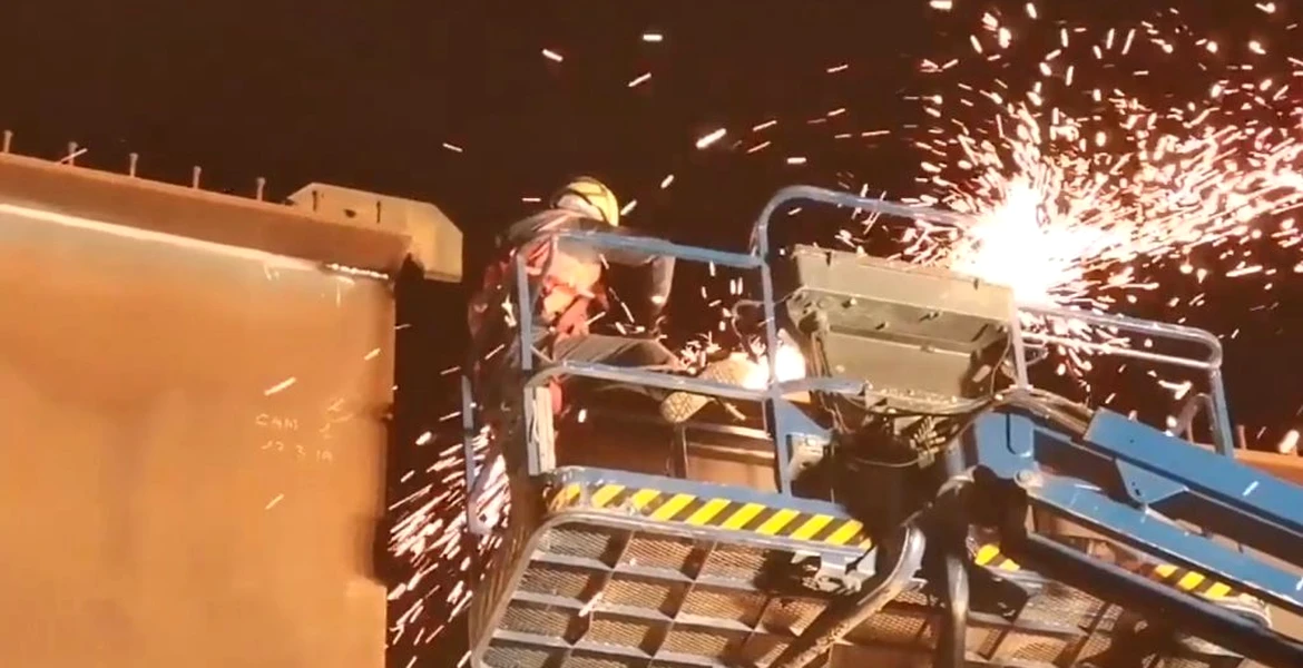 Imagini din timpul montării tablierului metalic peste A1 – VIDEO