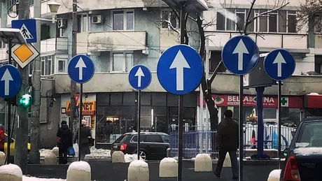 Pentru cei care se prind mai greu. Berceni: Şase indicatoare rutiere identice într-un perimetru de doar câţiva metri - FOTO