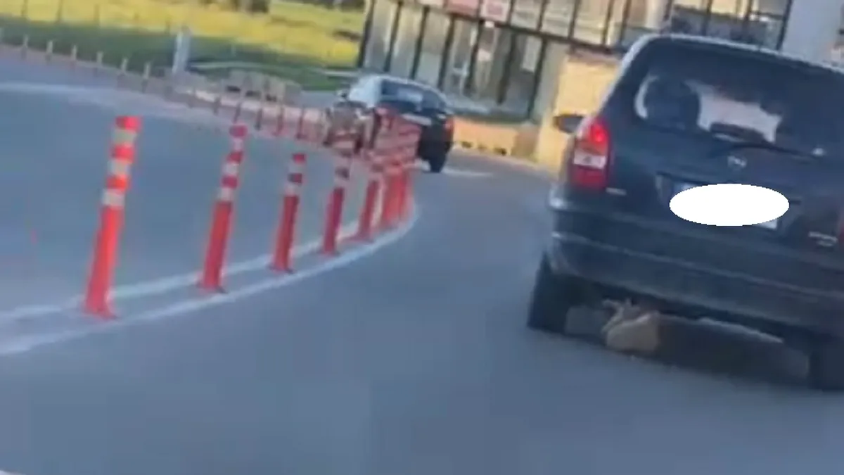 O şoferiţă pierde o piesă din autoturism în trafic - VIDEO