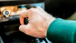 Strici sau salvezi cutia de viteze automată dacă o pui în Park de câte ori oprești la semafor?