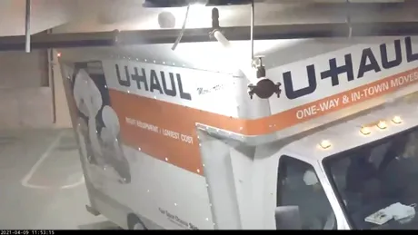 Momentul în care un camion distruge complet instalațiile dintr-un garaj subteran - VIDEO