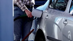 Cea mai rapidă soluție pentru a evita explozia prețurilor la pompă este „scăderea temporară a accizelor la carburanți”, susține un expert în energie