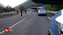 Video | Tragedie în Italia: 6 oameni au murit și peste 30 au fost răniți după ce un autocar s-a izbit frontal cu o autorulotă