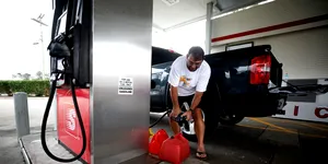 Americanii renunță la mașinile personale și încep să folosească autobuzul. Benzina s-a scumpit cu aproape 50%