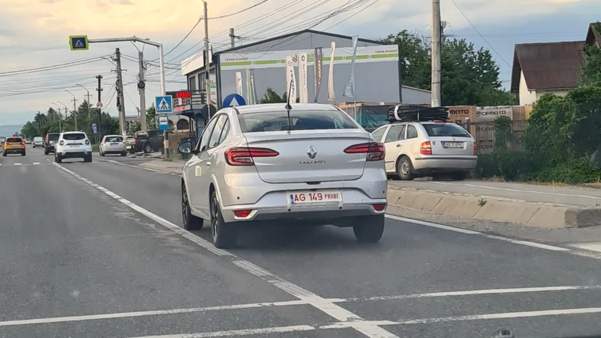 Renault Taliant, surprins în probe în România. Ce caută Dacia Logan de Turcia în țara noastră?