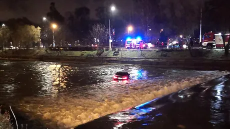 Un șofer a plonjat cu un BMW în Someș. Mai avea puțin și ieșea la mal pe partea opusă