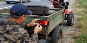 Dacă pui bec și stopuri ca la bicicletă pe un motocultor cu remorcă, poți circula legal cu el pe drumul public?