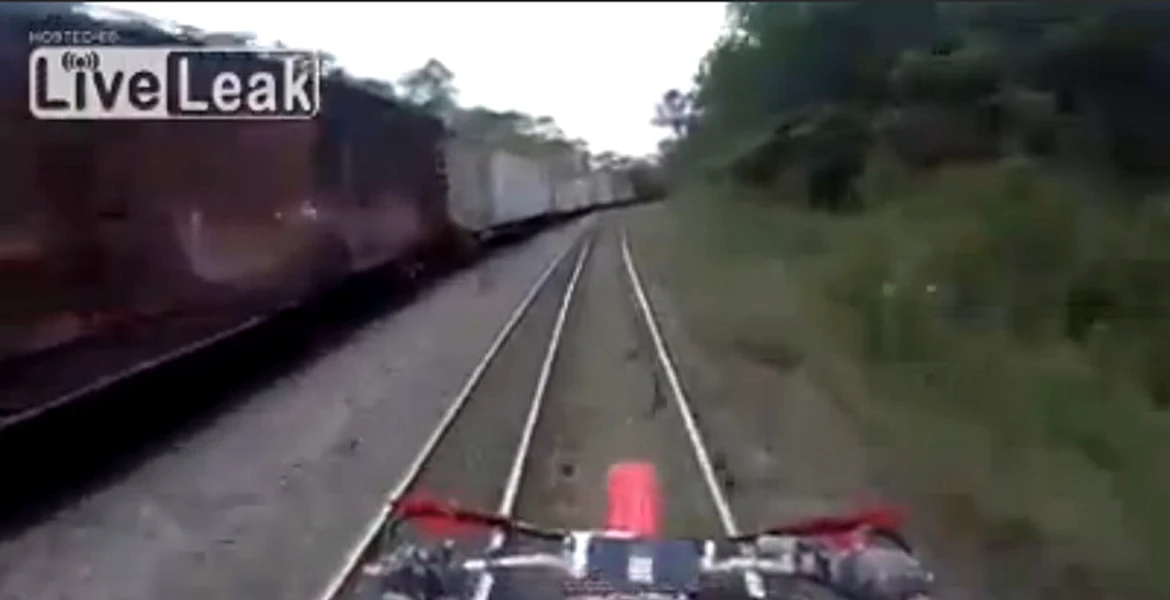 De ce nu e o idee bună să mergi cu motorul pe şinele de tren… VIDEO