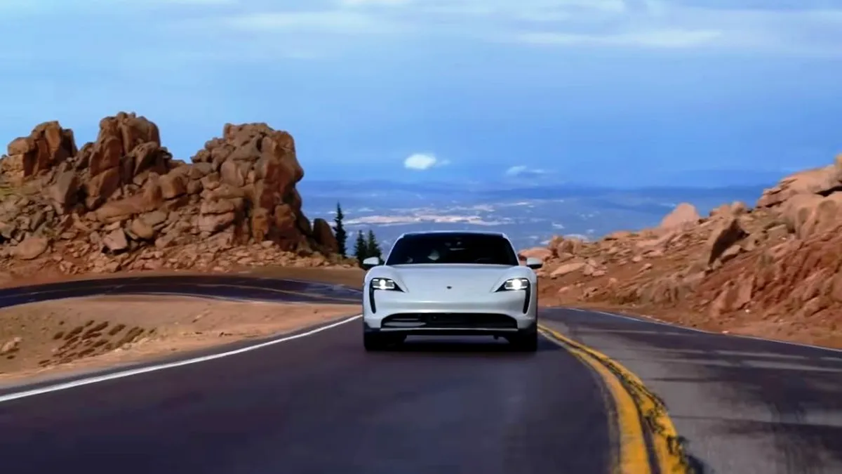 VIDEO: Porsche Taycan Turbo Cross Turismo a intrat în Guinness Book. Ce performanță a izbutit „electrica” germană?