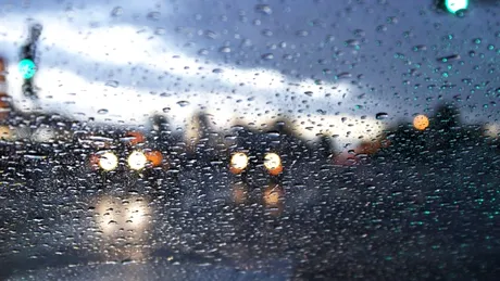 5 greșeli elementare pe care le faci la volan atunci când plouă