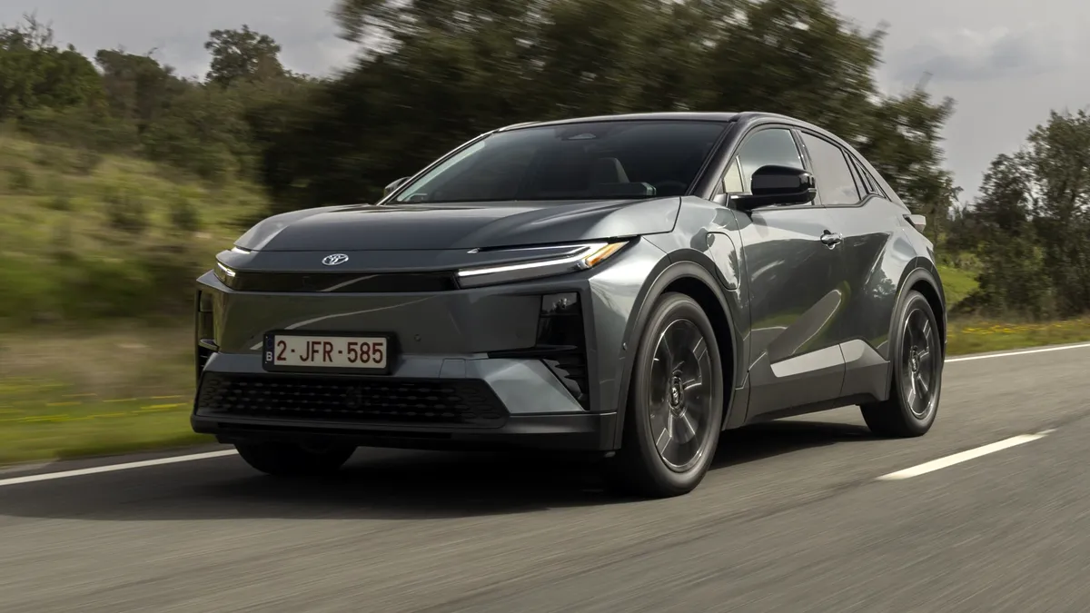 Toyota recheamă în service 10.000 de vehicule C-HR electrice din cauza riscului că ar putea rămâne fără putere în timpul mersului