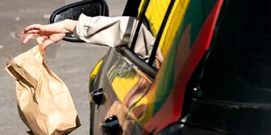 Video | Șoferul unui Mercedes-Benz de lux a fost amendat cu 45.000 de lei pentru că a aruncat gunoaie pe stradă